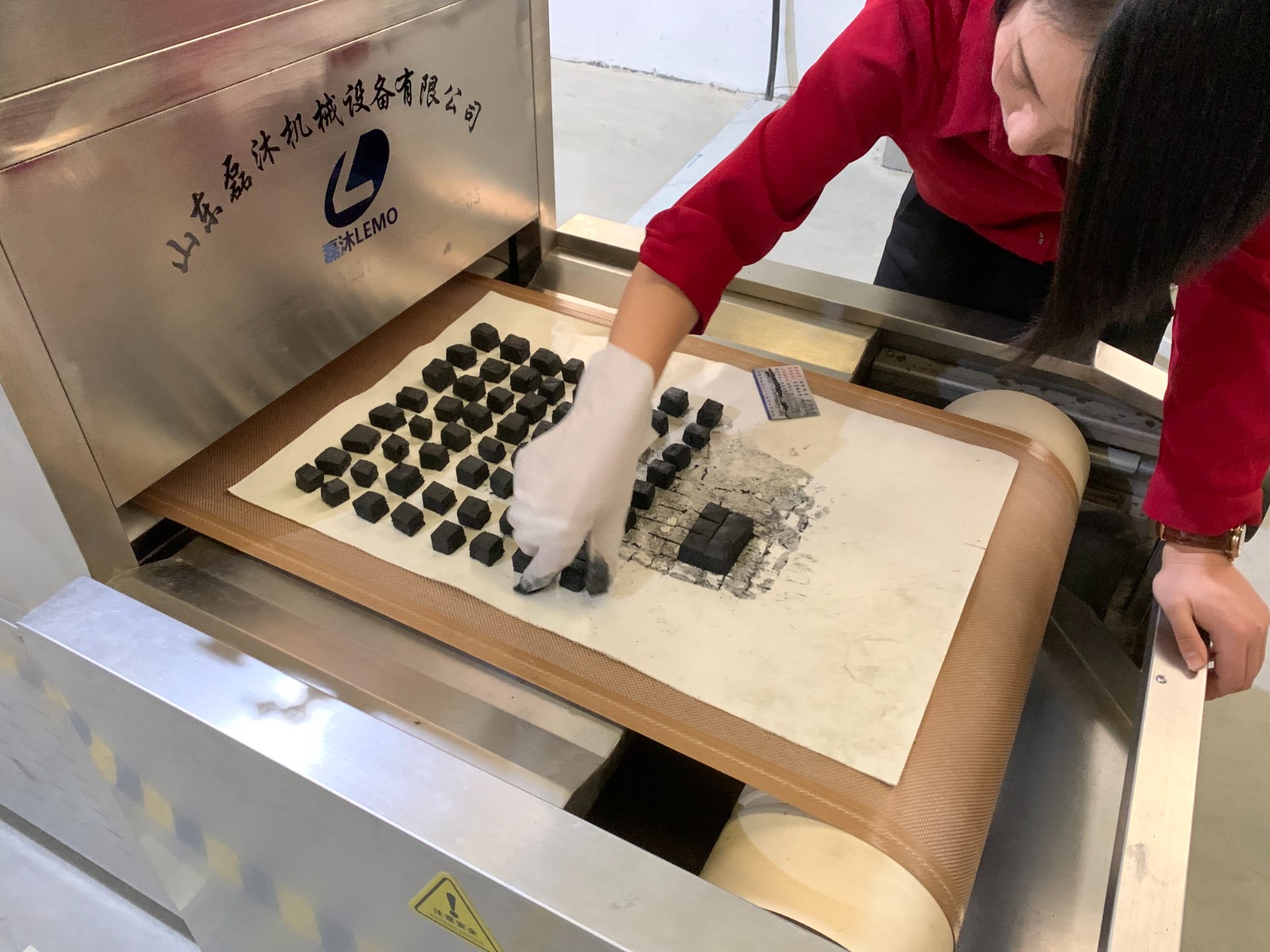 塊狀石墨烘干定型操作起來(lái)非常簡(jiǎn)單