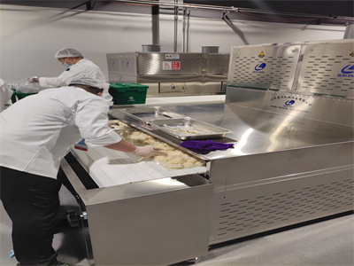 盒飯微波加熱設(shè)備成為提高效率、保障食品質(zhì)量的關(guān)鍵設(shè)備
