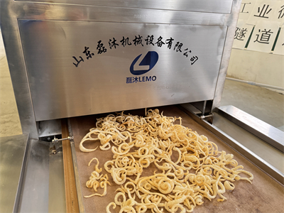 為何微波隧道爐能夠?qū)崿F(xiàn)豬皮快速均勻膨化呢？